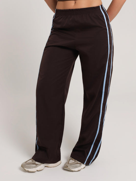 CALÇA TRACK BROWN COM AZUL SKY