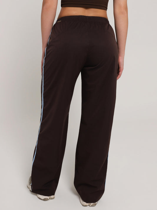 CALÇA TRACK BROWN COM AZUL SKY
